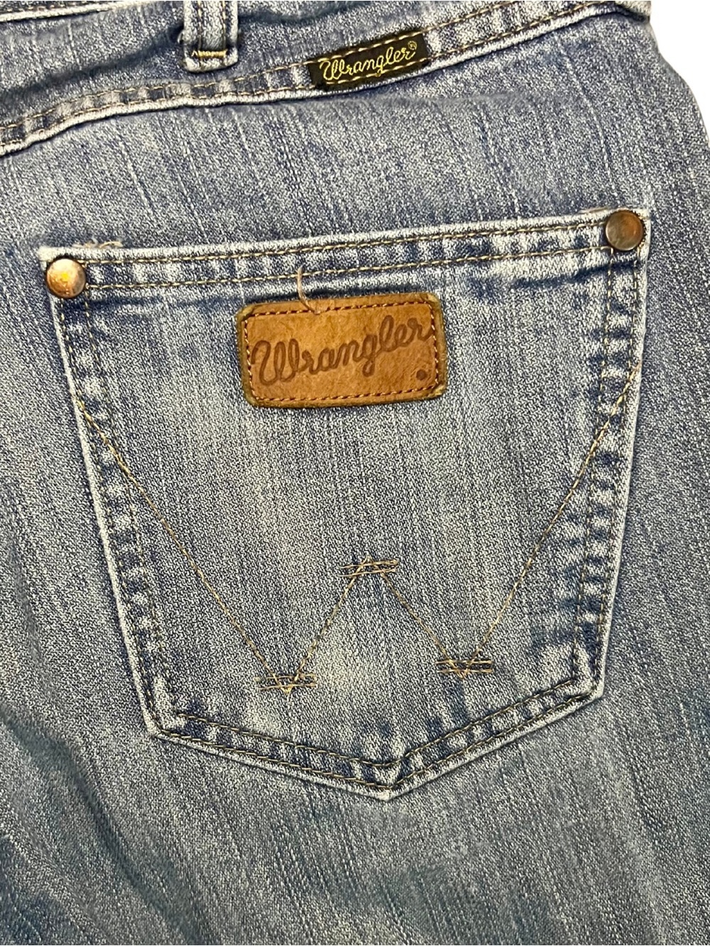 Wrangler Boot Cut Jeans Women’s Size 31x32 Medium Wash Classic Denim - Picture 7 of 7